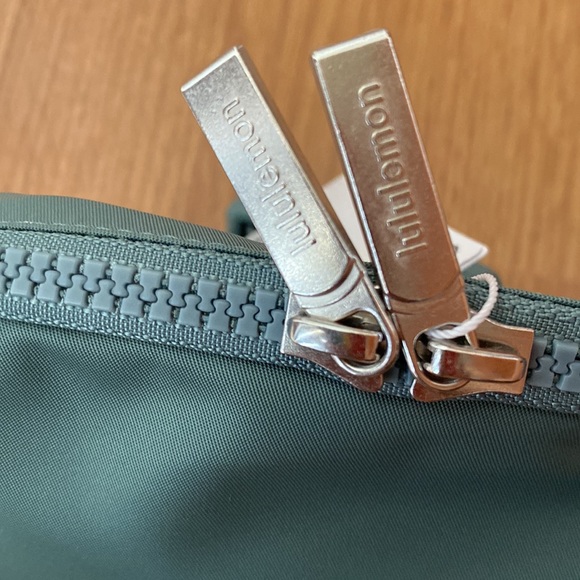 ❤️ Lululemon Large Everywhere Bag 2L in Tidewater Teal NWT - Picture 4 of 7